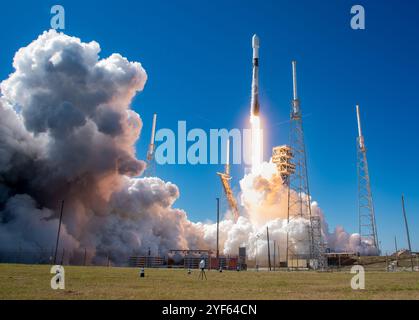 Falcon 9 se lève de la rampe de lancement au Space Launch Complex 40 Banque D'Images