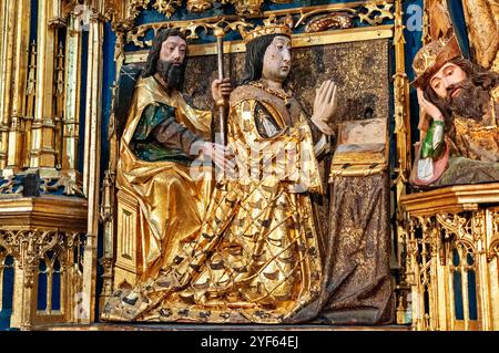 Burgos;Spain;04232011:Un retable religieux détaillé représentant deux personnages dans des robes ornées, l'un agenouillé dans la prière avec une couronne et un sceptre, entourent Banque D'Images