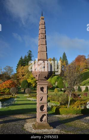 Le cadran solaire historique en pierre à multiples facettes est situé dans les jardins du château de Drummond, en Écosse, au Royaume-Uni. Le cadran solaire a 61 faces de cadran différentes. Banque D'Images