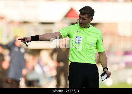 Rotterdam, pays-Bas. 03 Nov, 2024. ROTTERDAM, PAYS-BAS - 3 NOVEMBRE : L'arbitre Joey Kooij fait des gestes lors du match néerlandais Eredivisie entre le Sparta Rotterdam et le FC Utrecht au Sparta-stadion Het Kasteel le 3 novembre 2024 à Rotterdam, pays-Bas. (Photo de Hans van der Valk/Orange Pictures) crédit : Orange pics BV/Alamy Live News Banque D'Images