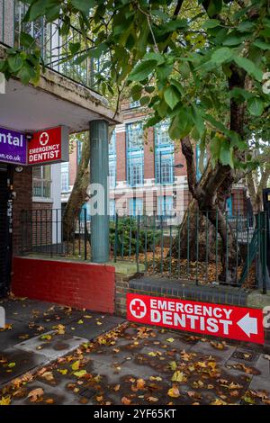 Clinique dentiste d'urgence signe Londres. Signe clinique dentaire d'urgence Londres Royaume-Uni. Banque D'Images