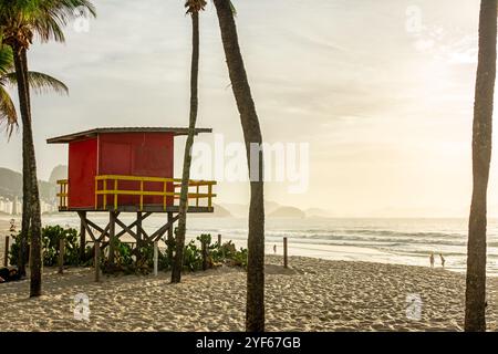 Poste de sauveteur à Copacabana Beach à Rio de Janeiro au Brésil au lever du soleil Banque D'Images