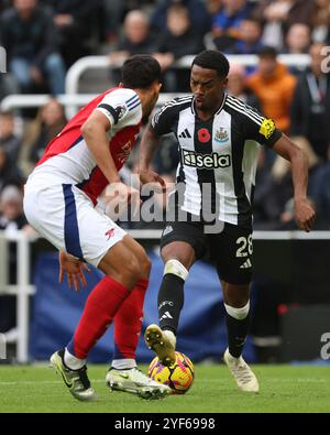 Joe Willock de Newcastle Uni en action avec William Saliba d'Arsenal lors du match de premier League entre Newcastle United et Arsenal au James's Park, Newcastle le samedi 2 novembre 2024. (Photo : Mark Fletcher | mi News) crédit : MI News & Sport /Alamy Live News Banque D'Images