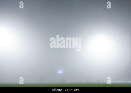 Waalwijk, pays-Bas. 03 Nov, 2024. WAALWIJK, PAYS-BAS - 3 NOVEMBRE : brouillard épais lors du match néerlandais Eredivisie entre le RKC Waalwijk et l'Almere City FC au Mandemakers Stadion le 3 novembre 2024 à Waalwijk, pays-Bas. (Photo de Joris Verwijst/Orange Pictures) crédit : Orange pics BV/Alamy Live News Banque D'Images