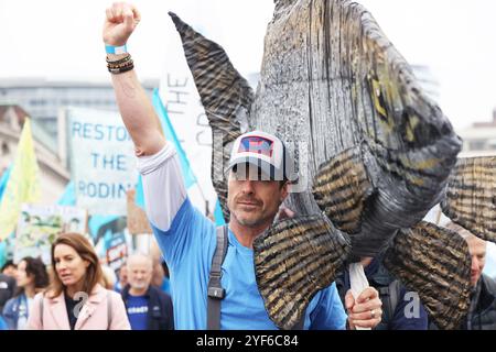 Londres, Royaume-Uni, 3 novembre 2024. Le présentateur de télévision et naturaliste Chris Packham, le chef Hugh Fearnley-Whittingstall et les Wombles ont mené les années 1000 dans une marche massive pour l'eau potable et la fin des eaux usées dans nos rivières, en passant devant Downing Street et en terminant par des discours de Westminster avec un appel au PM Keir Starmer pour l'action. Crédit : Monica Wells/Alamy Live News Banque D'Images