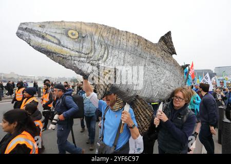 Londres, Royaume-Uni, 3 novembre 2024. Le présentateur de télévision et naturaliste Chris Packham, le chef Hugh Fearnley-Whittingstall et les Wombles ont mené les années 1000 dans une marche massive pour l'eau potable et la fin des eaux usées dans nos rivières, en passant devant Downing Street et en terminant par des discours de Westminster avec un appel au PM Keir Starmer pour l'action. Crédit : Monica Wells/Alamy Live News Banque D'Images