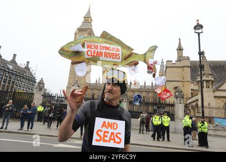 Londres, Royaume-Uni, 3 novembre 2024. Le présentateur de télévision et naturaliste Chris Packham, le chef Hugh Fearnley-Whittingstall et les Wombles ont mené les années 1000 dans une marche massive pour l'eau potable et la fin des eaux usées dans nos rivières, en passant devant Downing Street et en terminant par des discours de Westminster avec un appel au PM Keir Starmer pour l'action. Crédit : Monica Wells/Alamy Live News Banque D'Images