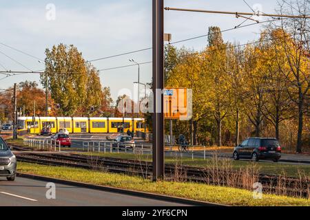 Allemagne Berlin 3 novembre 2024. Un tramway jaune se déplace sur des rails à côté d'une route avec des voitures et un bus. Il y a un tram au centre de l'image, mais il Banque D'Images