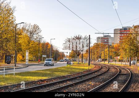 Allemagne Berlin 3 novembre 2024. Voie ferrée pour un tramway dans le contexte d'une ville d'automne. Les voies ferrées sont vides et le ciel est dégagé Banque D'Images