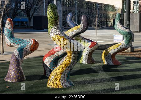 Edmonton, Canada, 12 novembre 2023 : un méfait de Could-être(s). Mosaïque de carreaux de céramique à Churchill Square. Créé par Erin Pankratz et Christian Pérès Banque D'Images