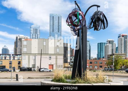 Edmonton, Canada, 22 septembre 2024 : sculpture « le monde suffit, et le temps » créée par Ken Macklin pour célébrer Canada 150 ; héritage du boulevard Capital Banque D'Images