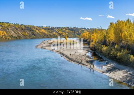 Edmonton, Canada, octobre 5,2024 : vie urbaine - les gens marchent sur Cougar Island Beach en automne Banque D'Images