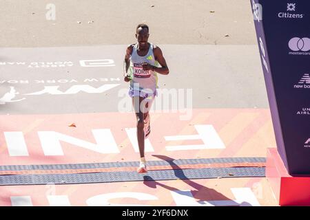 New York, NY, États-Unis, 3 novembre 2024 : Albert Korir, du Kenya, termine troisième avec un temps de 2:08:00 au NYC TCS Marathon à Central Park à New York le 3 novembre 2024. Crédit : Lev Radin/Alamy Live News Banque D'Images