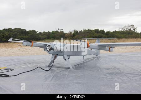 Jacksonville (États-Unis d'Amérique). 22 octobre 2024. Un drone de système aérien sans pilote de groupe 3 non divulgué est préparé pour un vol d'essai lors d'une démonstration de nouvelle technologie au Marine corps base Camp Lejeune, le 22 octobre 2024 à Jacksonville, Caroline du Nord. Crédit : LCpl. Christian Alston/US Marine corps photo/Alamy Live News Banque D'Images