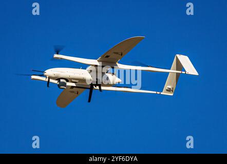 Yuma, États-Unis d'Amérique. 18 septembre 2024. Un véhicule aérien sans pilote non divulgué vole lors d'un test de systèmes autonomes pendant EDGE24 au-dessus du terrain d'essai de Yuma, le 18 septembre 2024 à Yuma, Arizona. Crédit : SFC John Carkeet/US Army photo/Alamy Live News Banque D'Images