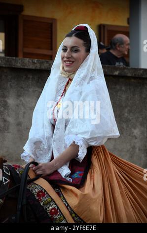 Villacidro, Sardaigne 06.02.2019 : Fête de la cerise avec des costumes traditionnels de Sardaigne Banque D'Images