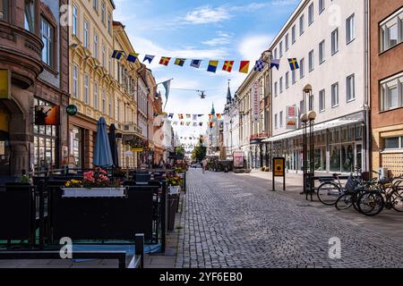 Scène urbaine quotidienne à Ronnebygatan dans le centre historique de Karlskrona, Blekinge län, Suède, pour usage éditorial uniquement. Banque D'Images