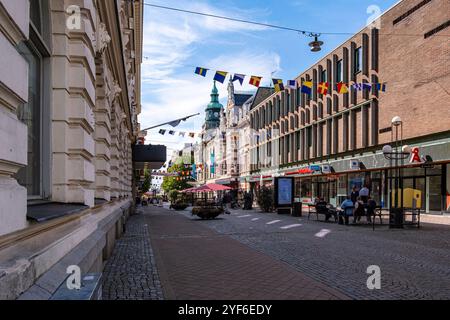 Scène urbaine quotidienne à Ronnebygatan dans le centre historique de Karlskrona, Blekinge län, Suède, pour usage éditorial uniquement. Banque D'Images