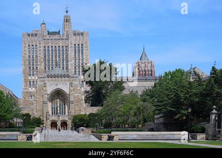 Campus de l'Université de Yale avec façade gothique ornée du Sterling Memorial Library Building Banque D'Images