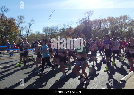 4th Ave et 70th St, Brooklyn, NY 11220 États-Unis. 3 novembre 2024. Plus de 50 000 coureurs découragés se sont attaqués au 2024 marathon TCS de New York de 26,2 miles de long, se dirigeant du pont Verrazano Narrows à Brooklyn et vers la ligne d'arrivée de Manhattan de la course par un matin de novembre bleuté mais ensoleillé. Crédit : ©Julia Mineeva/EGBN TV News/Alamy Live News Banque D'Images