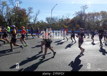 4th Ave et 70th St, Brooklyn, NY 11220 États-Unis. 3 novembre 2024. Plus de 50 000 coureurs découragés se sont attaqués au 2024 marathon TCS de New York de 26,2 miles de long, se dirigeant du pont Verrazano Narrows à Brooklyn et vers la ligne d'arrivée de Manhattan de la course par un matin de novembre bleuté mais ensoleillé. Crédit : ©Julia Mineeva/EGBN TV News/Alamy Live News Banque D'Images