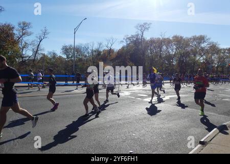 4th Ave et 70th St, Brooklyn, NY 11220 États-Unis. 3 novembre 2024. Plus de 50 000 coureurs découragés se sont attaqués au 2024 marathon TCS de New York de 26,2 miles de long, se dirigeant du pont Verrazano Narrows à Brooklyn et vers la ligne d'arrivée de Manhattan de la course par un matin de novembre bleuté mais ensoleillé. Crédit : ©Julia Mineeva/EGBN TV News/Alamy Live News Banque D'Images