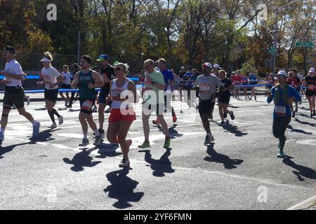 4th Ave et 70th St, Brooklyn, NY 11220 États-Unis. 3 novembre 2024. Plus de 50 000 coureurs découragés se sont attaqués au 2024 marathon TCS de New York de 26,2 miles de long, se dirigeant du pont Verrazano Narrows à Brooklyn et vers la ligne d'arrivée de Manhattan de la course par un matin de novembre bleuté mais ensoleillé. Crédit : ©Julia Mineeva/EGBN TV News/Alamy Live News Banque D'Images