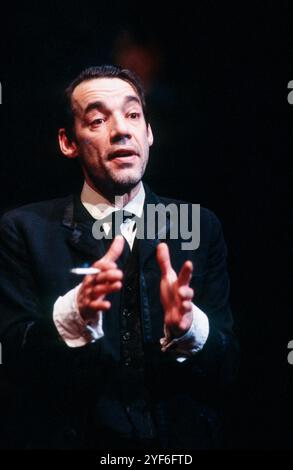 Roger Lloyd-Pack (Mandelstam / Osip) dans FUTURISTES de Dusty Hughes au Cottesloe Theatre, National Theatre (NT), Londres SE1 17/03/1986 design : William Dudley éclairage : Peter Radmore réalisateur : Richard Eyre Banque D'Images