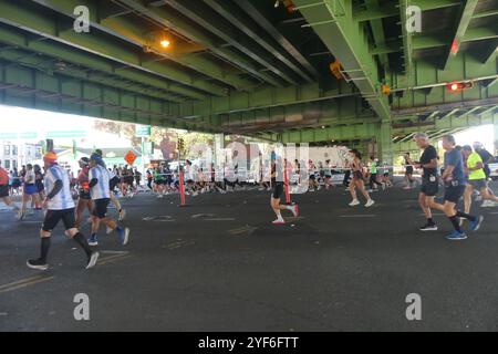 4th Ave et 70th St, Brooklyn, NY 11220 États-Unis. 3 novembre 2024. Plus de 50 000 coureurs découragés se sont attaqués au 2024 marathon TCS de New York de 26,2 miles de long, se dirigeant du pont Verrazano Narrows à Brooklyn et vers la ligne d'arrivée de Manhattan de la course par un matin de novembre bleuté mais ensoleillé. Crédit : ©Julia Mineeva/EGBN TV News/Alamy Live News Banque D'Images