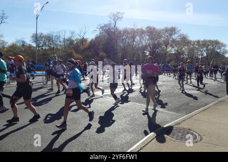 4th Ave et 70th St, Brooklyn, NY 11220 États-Unis. 3 novembre 2024. Plus de 50 000 coureurs découragés se sont attaqués au 2024 marathon TCS de New York de 26,2 miles de long, se dirigeant du pont Verrazano Narrows à Brooklyn et vers la ligne d'arrivée de Manhattan de la course par un matin de novembre bleuté mais ensoleillé. Crédit : ©Julia Mineeva/EGBN TV News/Alamy Live News Banque D'Images