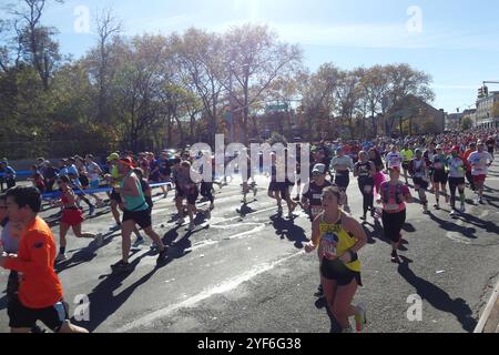 4th Ave et 70th St, Brooklyn, NY 11220 États-Unis. 3 novembre 2024. Plus de 50 000 coureurs découragés se sont attaqués au 2024 marathon TCS de New York de 26,2 miles de long, se dirigeant du pont Verrazano Narrows à Brooklyn et vers la ligne d'arrivée de Manhattan de la course par un matin de novembre bleuté mais ensoleillé. Crédit : ©Julia Mineeva/EGBN TV News/Alamy Live News Banque D'Images