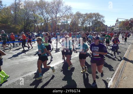 4th Ave et 70th St, Brooklyn, NY 11220 États-Unis. 3 novembre 2024. Plus de 50 000 coureurs découragés se sont attaqués au 2024 marathon TCS de New York de 26,2 miles de long, se dirigeant du pont Verrazano Narrows à Brooklyn et vers la ligne d'arrivée de Manhattan de la course par un matin de novembre bleuté mais ensoleillé. Crédit : ©Julia Mineeva/EGBN TV News/Alamy Live News Banque D'Images