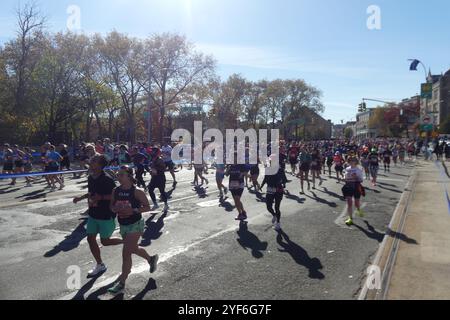 4th Ave et 70th St, Brooklyn, NY 11220 États-Unis. 3 novembre 2024. Plus de 50 000 coureurs découragés se sont attaqués au 2024 marathon TCS de New York de 26,2 miles de long, se dirigeant du pont Verrazano Narrows à Brooklyn et vers la ligne d'arrivée de Manhattan de la course par un matin de novembre bleuté mais ensoleillé. Crédit : ©Julia Mineeva/EGBN TV News/Alamy Live News Banque D'Images