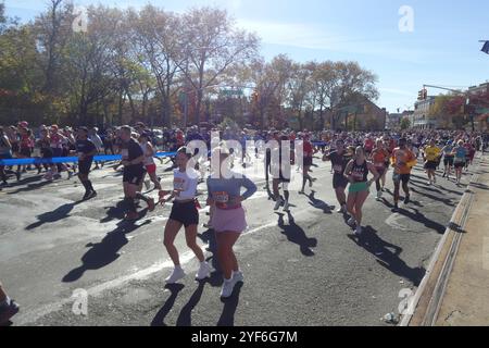 4th Ave et 70th St, Brooklyn, NY 11220 États-Unis. 3 novembre 2024. Plus de 50 000 coureurs découragés se sont attaqués au 2024 marathon TCS de New York de 26,2 miles de long, se dirigeant du pont Verrazano Narrows à Brooklyn et vers la ligne d'arrivée de Manhattan de la course par un matin de novembre bleuté mais ensoleillé. Crédit : ©Julia Mineeva/EGBN TV News/Alamy Live News Banque D'Images