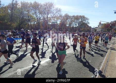 4th Ave et 70th St, Brooklyn, NY 11220 États-Unis. 3 novembre 2024. Plus de 50 000 coureurs découragés se sont attaqués au 2024 marathon TCS de New York de 26,2 miles de long, se dirigeant du pont Verrazano Narrows à Brooklyn et vers la ligne d'arrivée de Manhattan de la course par un matin de novembre bleuté mais ensoleillé. Crédit : ©Julia Mineeva/EGBN TV News/Alamy Live News Banque D'Images