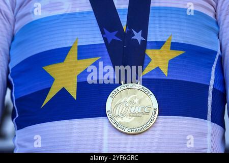 Pontevedra, Espagne. 03 Nov, 2024. L'image d'illustration montre la médaille d'or lors de la course Women Elite aux Championnats d'Europe de cyclisme cyclocross à Pontevedra, Espagne, dimanche 03 novembre 2024. BELGA PHOTO DAVID PINTENS crédit : Belga News Agency/Alamy Live News Banque D'Images