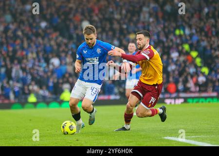 Glasgow, Royaume-Uni. 03 Nov, 2024. La deuxième demi-finale de la premier Sports Cup entre Motherwell FC et Rangers FC s'est déroulée à Hampden Park, Glasgow, Écosse, Royaume-Uni. Le score final était Motherwell 1 - 2 Rangers. Les buts ont été marqués par Celtic aller en finale pour jouer le vainqueur entre Rangers et Motherwell. Les buts ont été marqués par Un Halliday, Motherwell, 25 minutes. C Dessers, Rangers 49 minutes et N. Bajrami 81 minutes. La finale sera entre Celtic et Rangers. Crédit : Findlay/Alamy Live News Banque D'Images