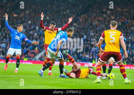 Glasgow, Royaume-Uni. 03 Nov, 2024. La deuxième demi-finale de la premier Sports Cup entre Motherwell FC et Rangers FC s'est déroulée à Hampden Park, Glasgow, Écosse, Royaume-Uni. Le score final était Motherwell 1 - 2 Rangers. Les buts ont été marqués par Celtic aller en finale pour jouer le vainqueur entre Rangers et Motherwell. Les buts ont été marqués par Un Halliday, Motherwell, 25 minutes. C Dessers, Rangers 49 minutes et N. Bajrami 81 minutes. La finale sera entre Celtic et Rangers. Crédit : Findlay/Alamy Live News Banque D'Images