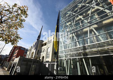 Die Hiroshimastraße im Berliner Tiergraten mit der NRW-Landesvertretung rechts, der Botschaft der Vereinten Arabischen Emirate Mitte, Landesvertretung von Bremen links. VOR der NRW-Vertretung sind die Flaggen der Ukraine und von Israel gehisst. //iroshimastraße à Berlin Tiergraten avec la représentation de l'Etat NRW à droite, l'Ambassade des Emirats Arabes Unis centre et la représentation de l'Etat de Brême à gauche. Les drapeaux de l'Ukraine et d'Israël sont hissés devant la représentation de la NRW. //usage éditorial exclusif // NRW-Landesvertretung rechts, VAE-Botschaft, Landesvertretung von Bremen // ** Banque D'Images