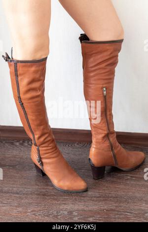 Femme skinny portant des bottes serrées en cuir élégantes Banque D'Images