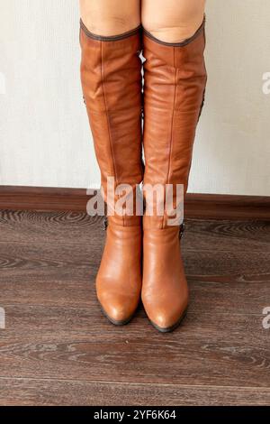 Femme skinny portant des bottes serrées en cuir élégantes Banque D'Images