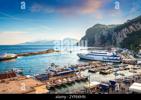 Capri, Italie surplombant le port dans la matinée. Banque D'Images