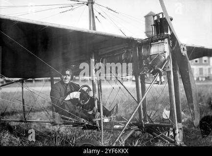 Charles Minthorn Murphy (1870 – 1950), athlète cycliste américain, assis dans un monoplan Banque D'Images