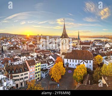 Zurich, Suisse vieille ville Skyline au-dessus de la rivière Limmat un matin d'automne. Banque D'Images