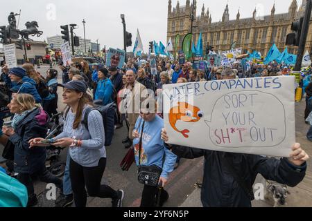 Londres, Royaume-Uni. 03 Nov, 2024. 03/11/2024. Londres, les manifestants britanniques prennent part au Mach for Clean Water appelant le gouvernement à cesser d’empoisonner les eaux britanniques. Crédit photo : Ray Tang crédit : A.A. Gill/Alamy Live News Banque D'Images