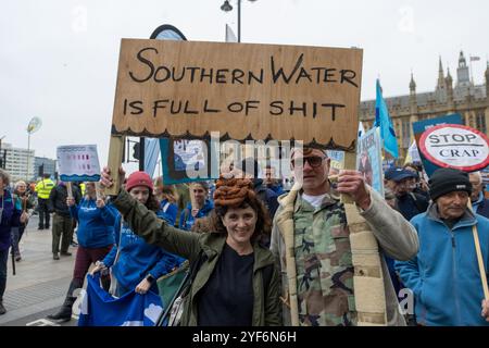 Londres, Royaume-Uni. 03 Nov, 2024. 03/11/2024. Londres, les manifestants britanniques prennent part au Mach for Clean Water appelant le gouvernement à cesser d’empoisonner les eaux britanniques. Crédit photo : Ray Tang crédit : A.A. Gill/Alamy Live News Banque D'Images