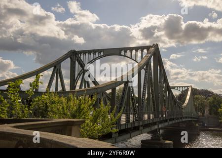 Vue de Berlin sur le Glienicker Brücke (pont Glienicke) entre Potsdam et Berlin Allemagne où des espions ont été échangés pendant la guerre froide, Pont des espions Banque D'Images