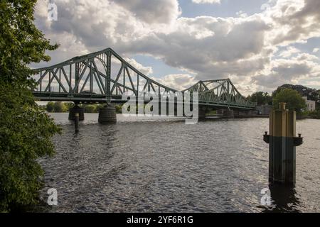 Vue de Berlin sur le Glienicker Brücke (pont Glienicke) entre Potsdam et Berlin Allemagne où des espions ont été échangés pendant la guerre froide, Pont des espions Banque D'Images