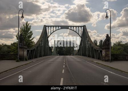 Vue de Berlin sur le Glienicker Brücke (pont Glienicke) entre Potsdam et Berlin Allemagne où des espions ont été échangés pendant la guerre froide, Pont des espions Banque D'Images