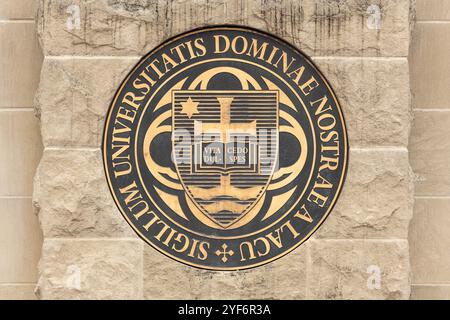 Le sceau universitaire de l'Université de notre Dame, Sigillum Universitatis Dominae Nostrae a Lacu, qui est latin et a été conçu en 1931. Banque D'Images